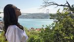 Foto: Gaya Liburan Si Pacar Cantik Mesut Ozil