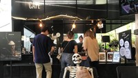 Kid-Mai Death Cafe berlokasi di 1191 Soi Ari 1, Khwaeng Samsen Nai, Bangkok. Masuk ke kafe ini, kamu langsung disuguhi interior serba hitam dan bahkan ada rangka tengkorak dibiarkan duduk. Hiii... Foto: Facebook Kid-Mai Death Cafe