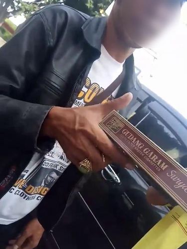 Sopir taksi online dipalak satu slop rokok