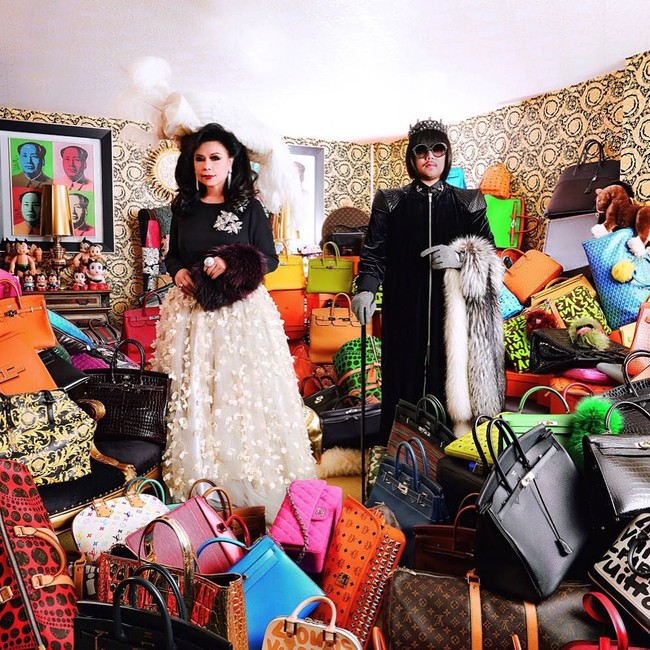 Berpose di antara koleksi tas branded milik mereka, Mother Lee dan Peepy bagaikan Raja dan Ratu Hermes.  Foto: Instagram/peepy_and_mother_lee