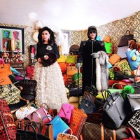 Berpose di antara koleksi tas branded milik mereka, Mother Lee dan Peepy bagaikan Raja dan Ratu Hermes.  Foto: Instagram/peepy_and_mother_lee