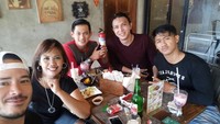 Makan siang kali ini Mpok Ely jadi yang paling cantik nih. Semua temannya cowok. Btw habis makan apa itu Mpok? Foto: instagram @elysugigi_real