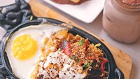 Ternyata sapi lada hitam tidak hanya enak dimakan dengan nasi, tapi juga cocok dipadukan dengan mie instan, telur mata sapi, dan lelehan keju mozarella seperti milik @jktfooddestination ini. Foto: Instagram