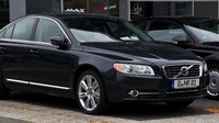Volvo S80 limosin kini melayani raja Swedia bepergian kemanapun. Mobil raja itu dikawal oleh Security Service Swedia yang mengendarai BMW X5, BMW Seri 5, dan Mercedes-Benz E Class. Foto: Istimewa