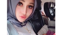 Ternyata Lucinta juga terlihat cantik dengan balutan hijab. Ditemani segelas minuman, Lucinta terlihat santai di dalam pesawat. Foto: Instagram @lucintaluna