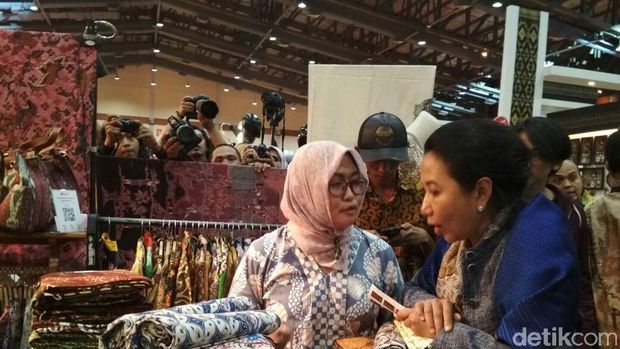 Menteri BUMN Rini Soemarno di pameran kerajinan Telkom
