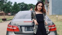 Stefhanie Zamora pose bersama Mercedes Benz, mobil barunya. Foto: dok Instagram