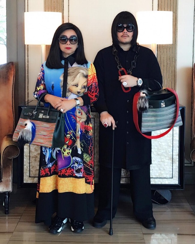 Mother Lee dan Peepy kompak bergaya membawa tas Hermes Birkin seri Vibrato yang harganya mencapai US$ 10.000 atau sekitar Rp 137 jutaan. Foto: Instagram/peepy_and_mother_lee
