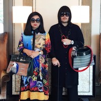 Mother Lee dan Peepy kompak bergaya membawa tas Hermes Birkin seri Vibrato yang harganya mencapai US$ 10.000 atau sekitar Rp 137 jutaan. Foto: Instagram/peepy_and_mother_lee