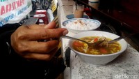 Meja dadakan tersebut sengaja dimanfaatkan para PKL sebagai meja.