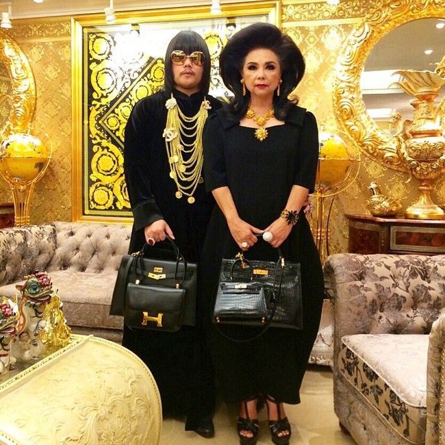 Hermes on Hermes, sepertinya itulah kalimat yang tepat menggambarkan gaya ibu dan anak laki-lakinya ini. Mother Lee menenteng tas Hermes Kelly yang dihiasi lagi dengan tas Hermes Kelly ukuran kecil. Sedangkan Peepy membawa tas Hermes Kelly yang dihiasi tas Hermes Constance. Foto: Instagram/peepy_and_mother_lee