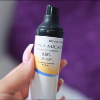 Beauty vlogger berusia 21 tahun ini mengaku memakai obat jerawat yang disarankan oleh dokter, yaitu yang mengandung retin-a. Produk ini dikatakan dapat membuat sel-sel kulit baru tumbuh dengan cepat, serta dapat mencerahkan noda-noda hitam. Foto: Screenshot YouTube