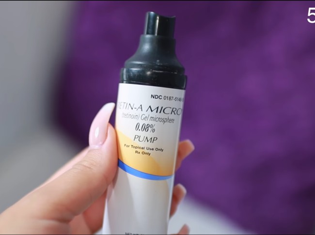 Beauty vlogger berusia 21 tahun ini mengaku memakai obat jerawat yang disarankan oleh dokter, yaitu yang mengandung retin-a. Produk ini dikatakan dapat membuat sel-sel kulit baru tumbuh dengan cepat, serta dapat mencerahkan noda-noda hitam. Foto: Screenshot YouTube