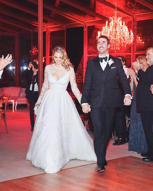 Namun yang dibicarakan netizen bukanlah baju pengantin saat pemberkatannya. Banyak orang yang memuji keindahan gaun resepsinya. Foto: Instagram