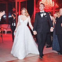 Namun yang dibicarakan netizen bukanlah baju pengantin saat pemberkatannya. Banyak orang yang memuji keindahan gaun resepsinya. Foto: Instagram