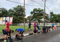Maros Runners sedang memungut sampah.