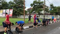 Komunitas Maros Runners dari Kab. Maros, Sulsel baru pertama kali mengadakan plogging run. Dituturkan oleh Alfi Syahria ketuanya, olahraga yang mereka padukan tak hanya lari namun juga squat saat berjongkok mengambil sampah. (Foto: Instagram/marosrunners)