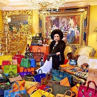 Inilah Mother Lee, sosialita Thailand yang memiliki koleksi Tas Hermes bagaikan butik. Nama asli sosialita yang dikenal dengan gaya rambut megarnya ini adalah Lee Puengboonpra. Lee bisa hidup bergelimang kemewahan karena suaminya merupakan pemilik perusahaan cat terkenal di Negeri Gajah Putih. Selain itu sederet bisnis lain seperti semen dan baja juga dimiliki oleh keluarganya. Foto: Instagram/peepy_and_mother_lee