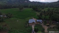 Foto: Patahan ini membentuk dinding yang curam bahkan tegak lurus dan membentuk lembah yang hijau. Di tengahnya dialiri Batang Sianok (batang berarti sungai, dalam bahasa Minangkabau) (Okta Marfianto/detikTravel)