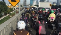 Flyover perempatan Pancoran yang sebelumnya diharapkan memecah kemacetan, tidak menjawab masalah. Kemacetan mengular hingga flyover.