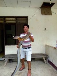 Made tampak memegang ular cobra 'raksasa'
