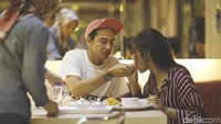 Nggak mau kalah dari Vanesha, aktor berusia 26 tahun itu terlihat menyuapi Vanesha sepotong sandwich. Dua selebriti ini bertemu saat mereka beradu akting dalam film yang mengisahkan kisah cinta Ayudia Bing Slamet dan Ditto. Foto: Hanif/detikHOT