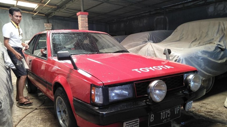 Helmie dan mobil Toyota di Kedai Built Up (Foto: Ruly Kurniawan) Helmie dan mobil Toyota di Kedai Built Up (Foto: Ruly Kurniawan)