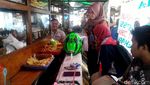 Duh! Pembatas Jalan di Kawasan Sudirman Jadi Meja Dadakan PKL