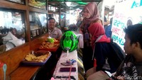 Para pembeli saat bersantai di dalam tenda para PKL.