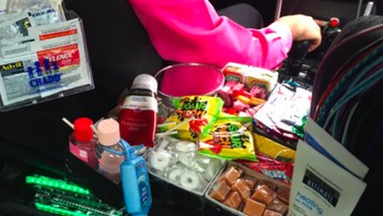 Wah, sopir menyediakan beragam jenis makanan kecil. Foto: Imgur