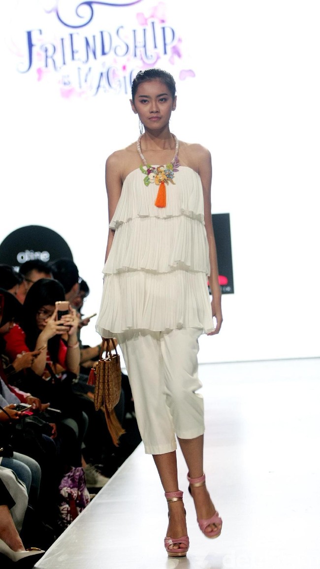 Fashion show karya delapan desainer lokal dengan mengangkat tema My Little Pony di Plaza Indonesia Fashion Week 2018, Jakarta. Rabu [21/3/2018]. [Foto: Mohammad Abduh/Wolipop]