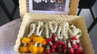 Yang juga mencirikan kematian di kafe ini adalah adanya karangan bunga. Hii.. kamu tertarik mampir nggak nih? Foto: Facebook Kid-Mai Death Cafe