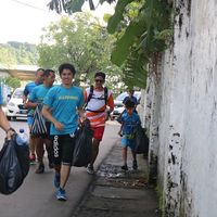 Komunitas Solo Runners memungut sampah di sekitar rute lari. 