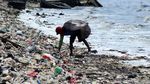 Mencari Harta Karun di Lautan Sampah Pantai Cilincing