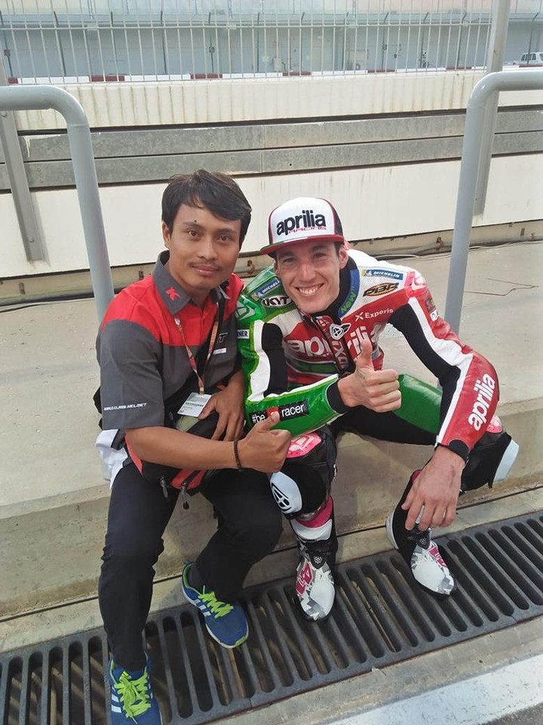 Mugi dan Aleix Espargaro yang menggunakan helm KYT di MotoGP. Foto: Facebook/Nathania Mugiyono Mugi dan Aleix Espargaro yang menggunakan helm KYT di MotoGP. Foto: Facebook/Nathania Mugiyono