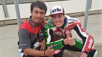 Mugiyono berpose dengan Aleix Espargaro. Foto: Facebook/Nathania Mugiyono