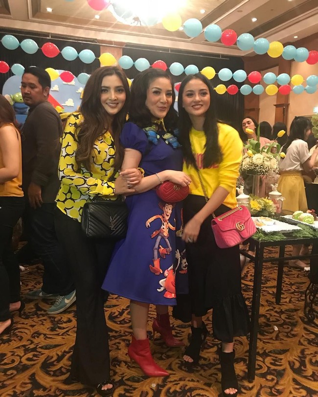 Ashanty terlihat memakai busana bernuansa kuning sesuai dresscode saat datang ke pesta ulang tahun anak penyanyi Nindy. Penyanyi yang kini berbisnis kosmetik, baju hingga restoran itu melengkapi gayanya dengan tas dari brand YSL seharga US$ 2.590 atau sekitar Rp 38 jutaan. Foto: Instagram