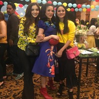 Ashanty terlihat memakai busana bernuansa kuning sesuai dresscode saat datang ke pesta ulang tahun anak penyanyi Nindy. Penyanyi yang kini berbisnis kosmetik, baju hingga restoran itu melengkapi gayanya dengan tas dari brand YSL seharga US$ 2.590 atau sekitar Rp 38 jutaan. Foto: Instagram