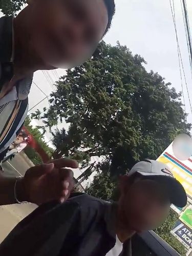 Dua orang yang diduga memalak sopir taksi 
