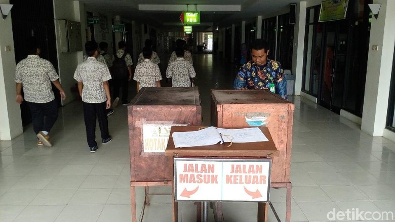 Uang Kotak Amal di Makam Gus Dur Tembus Rp 250 Juta Sebulan Uang Kotak Amal di Makam Gus Dur Tembus Rp 250 Juta Sebulan