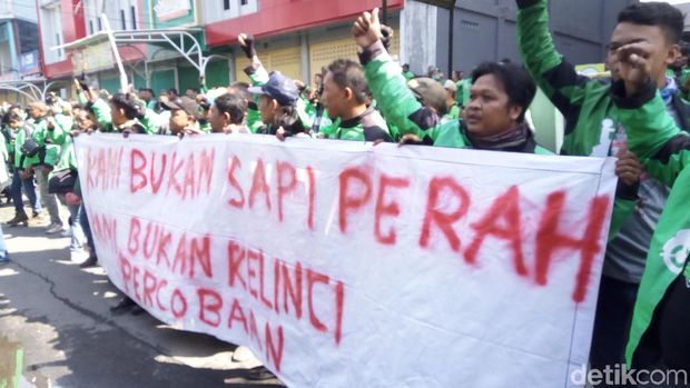 Demo driver Gojek di Solo. 