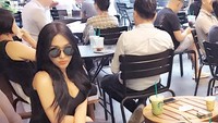 Pelantun lagu Lain di Mulut Lain di Hati ini, membantah kabar miring bahwa dirinya adalah seorang transgender. Lucinta justru asyik membagikan fotonya ketika sedang ngopi. Foto: Instagram @lucintaluna