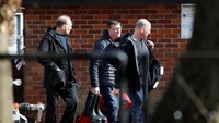 Para pakar teknis dari Organisasi Pelarangan Senjata Kimia (OPCW) ini kembali datang ke lokasi Skripal dan putrinya Yulia terpapar racun kimia di Salisbury, Inggris, Kamis (22/3). Sampel ini kemudian akan dibawa ke laboratorium internasional yang dipilih OPCW. Hasilnya baru akan diketahui dua minggu kemudian, 