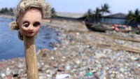 Sampah boneka juga menghiasi kawasan pantai.