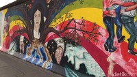 Tidak ada biaya untuk berfoto-foto di The East Side Gallery ini. Turis boleh berfoto sepuasnya (Odilia Winneke/detikTravel)