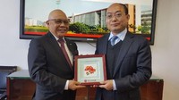 Komisaris Utama Garuda Indonesia Jusman Syafii Djamal (kiri) berfoto bersama Rektor Guangdong University of Finance Prof. Yong Heming (kanan) saat menerima sertifikat gelar Profesor Emeritus Keuangan dari universitas ternama di China khusus bidang finansial tersebut di Guangzhou, Selasa (20/3). Istimewa.