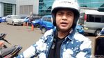 Ngeeng... Gaya Kasual Billy Syahputra Naik Skuter Bongsor