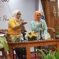 Berbicara soal pentingnya peran ibu untuk mensejahterahkan Jakarta, Fery Baswedan dan Nur Uno kompak dalam balutan kebaya Betawi.  Foto: Daniel/Wolipop