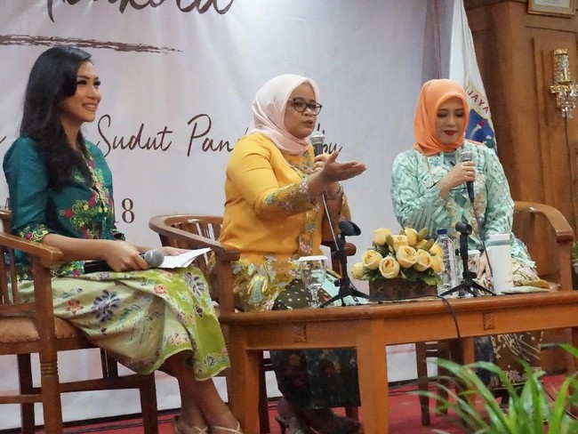 Berbicara soal pentingnya peran ibu untuk mensejahterahkan Jakarta, Fery Baswedan dan Nur Uno kompak dalam balutan kebaya Betawi.  Foto: Daniel/Wolipop