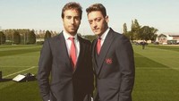Flamini memang sudah lama berteman dekat dengan Mesut Ozil. Ia beberapa mengunggah foto bersama Ozil di akun Instagramnya (mathieuflamini/Instagram)